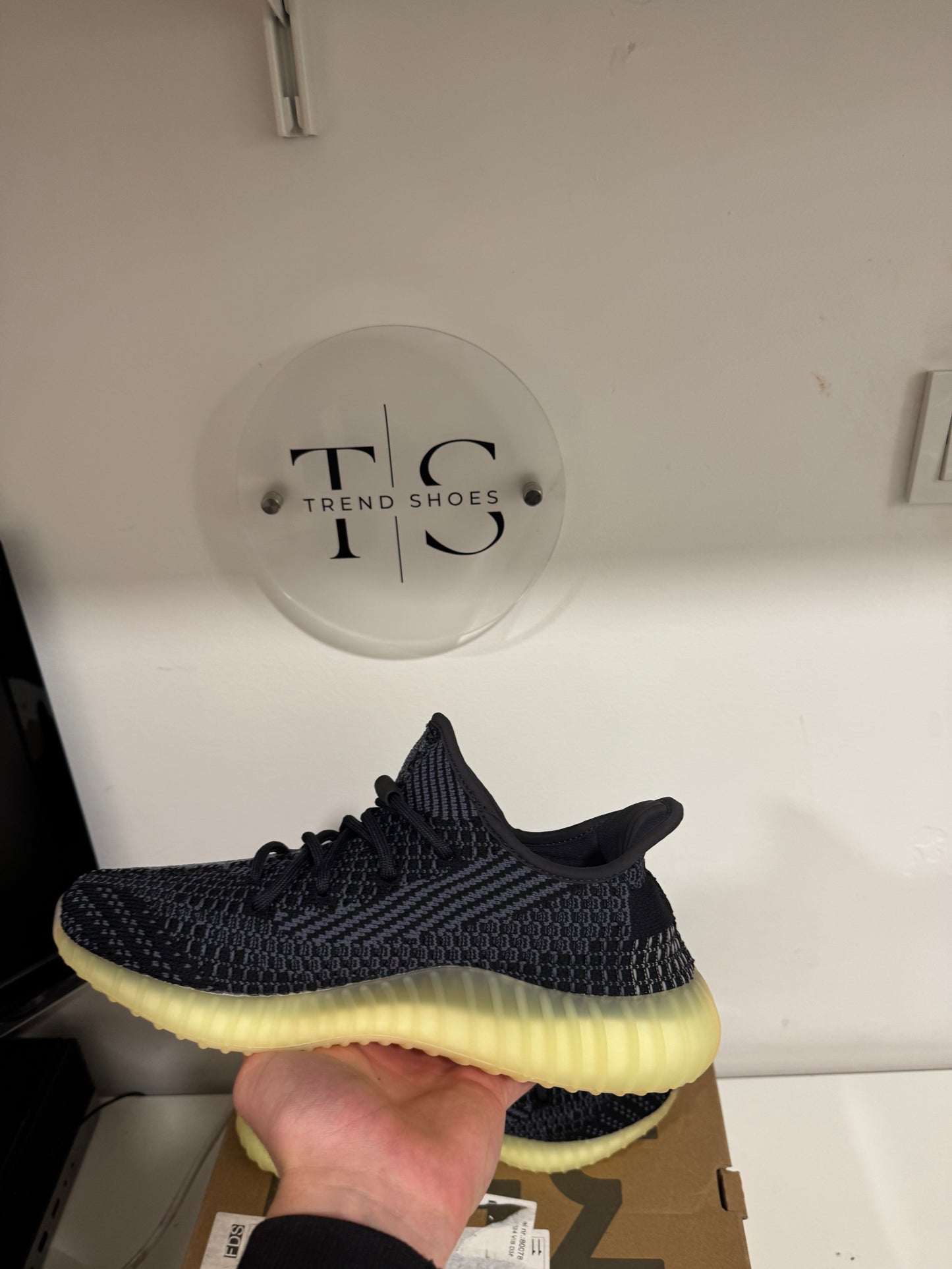 (Odmah Dostupno) Yeezy Carbon Broj 42