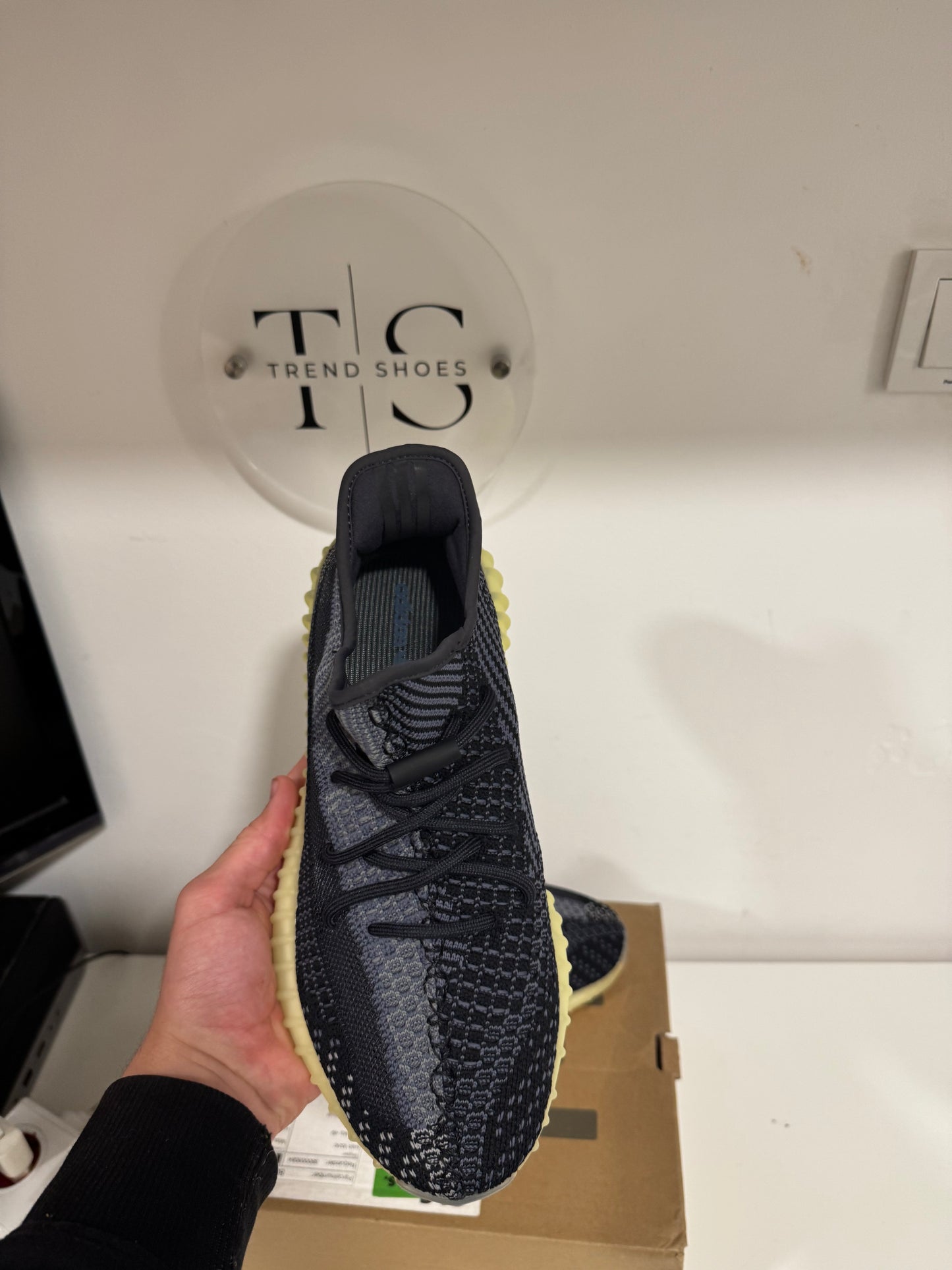(Odmah Dostupno) Yeezy Carbon Broj 42