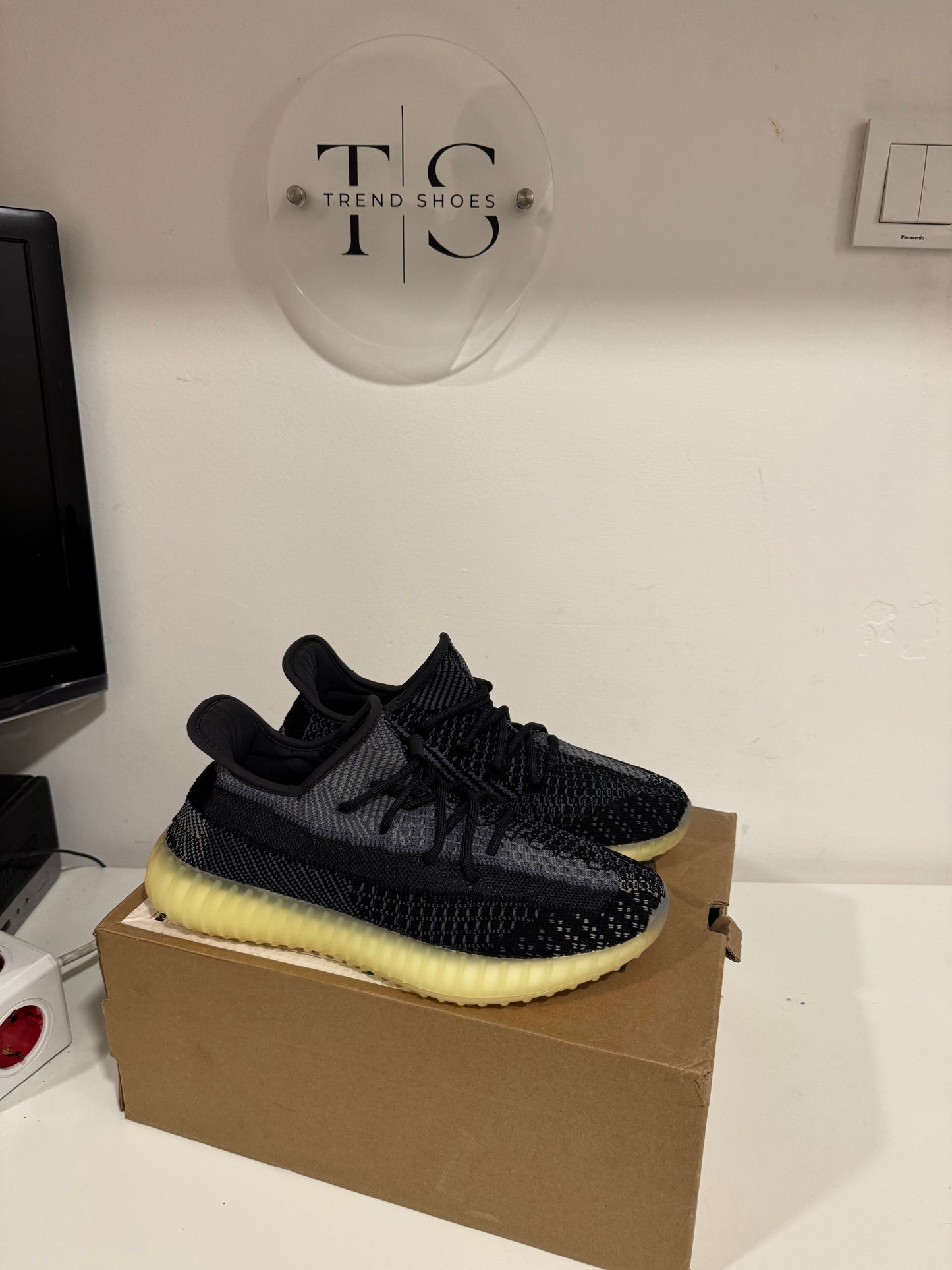 (Odmah Dostupno) Yeezy Carbon Broj 42