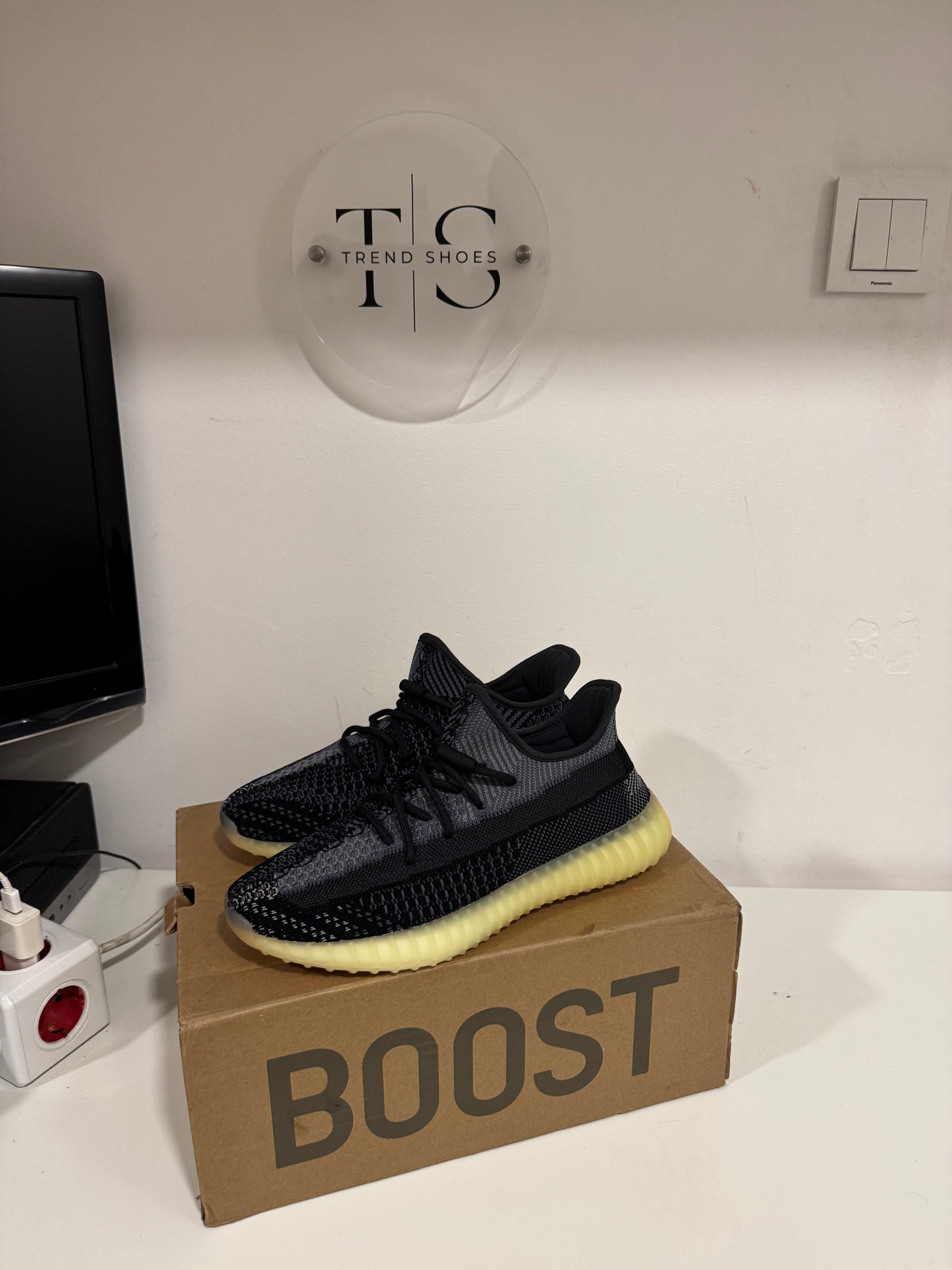 (Odmah Dostupno) Yeezy Carbon Broj 42