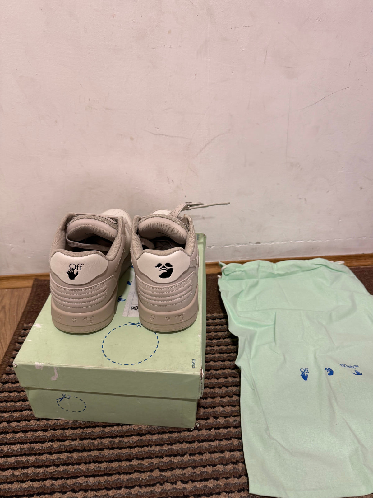 Off White Out of Office Broj 38(Odmah dostupno)