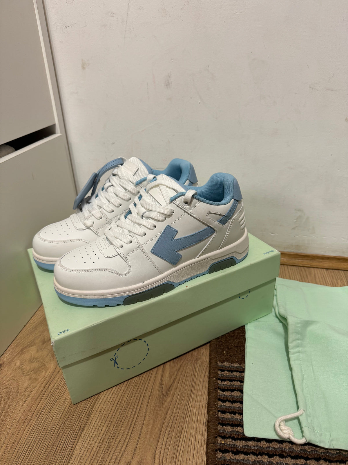 Off White Out of Office Broj 41,47(Odmah dostupno)
