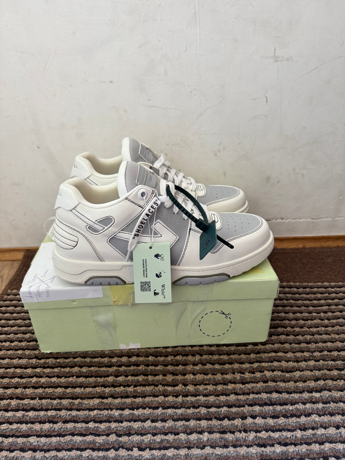 Off White Out of Office Broj 44(Odmah dostupno) (Bijelo crni off white tag✅, umjesto zelenog❌)