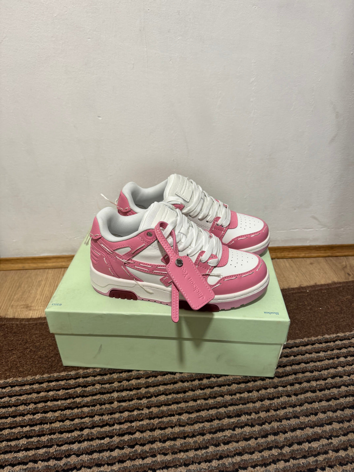 Off White Out of Office Broj 37(Odmah dostupno)