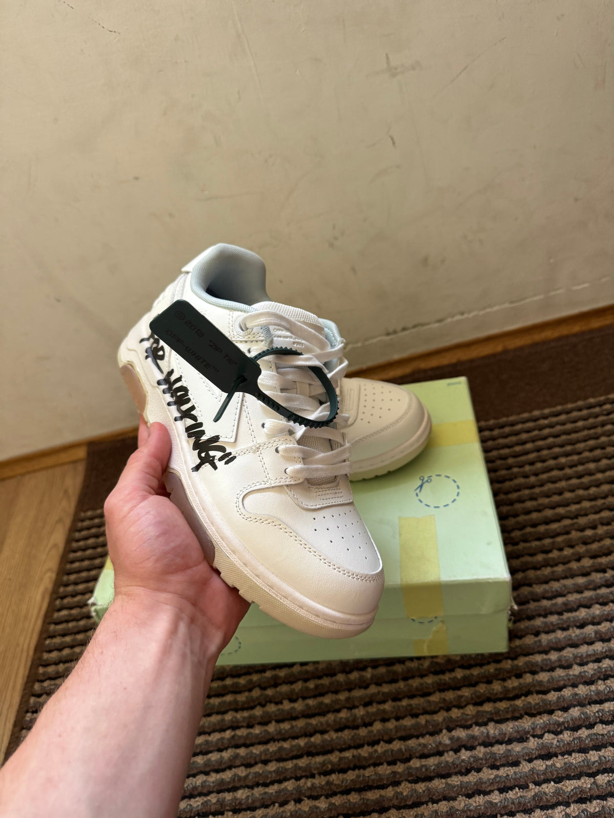 Off White Out of Office Broj 40(Odmah dostupno)