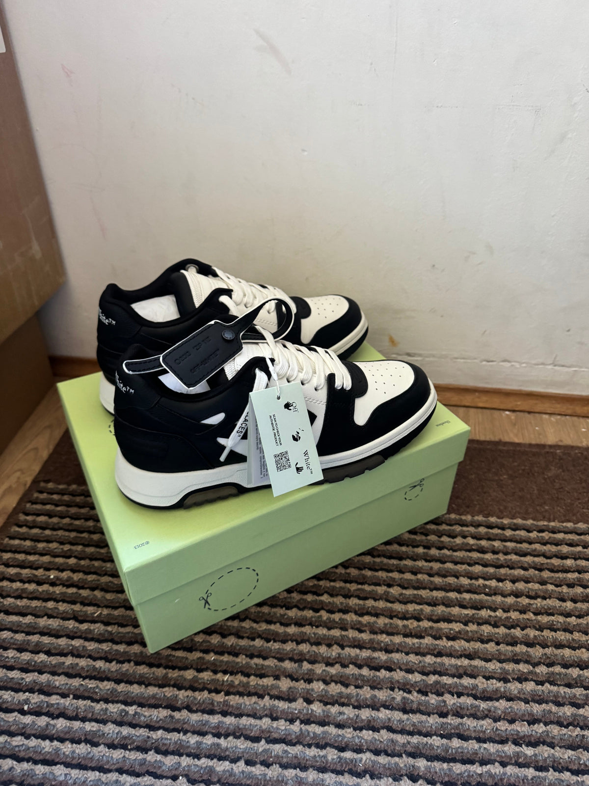 Off White Out of Office Broj 45(Odmah dostupno)