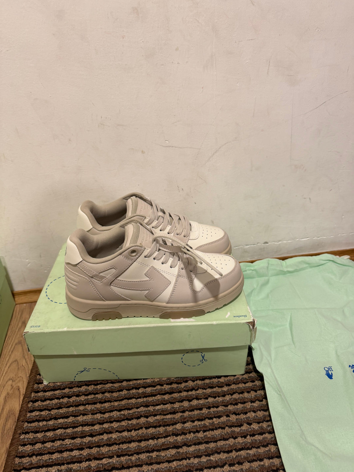 Off White Out of Office Broj 38(Odmah dostupno)