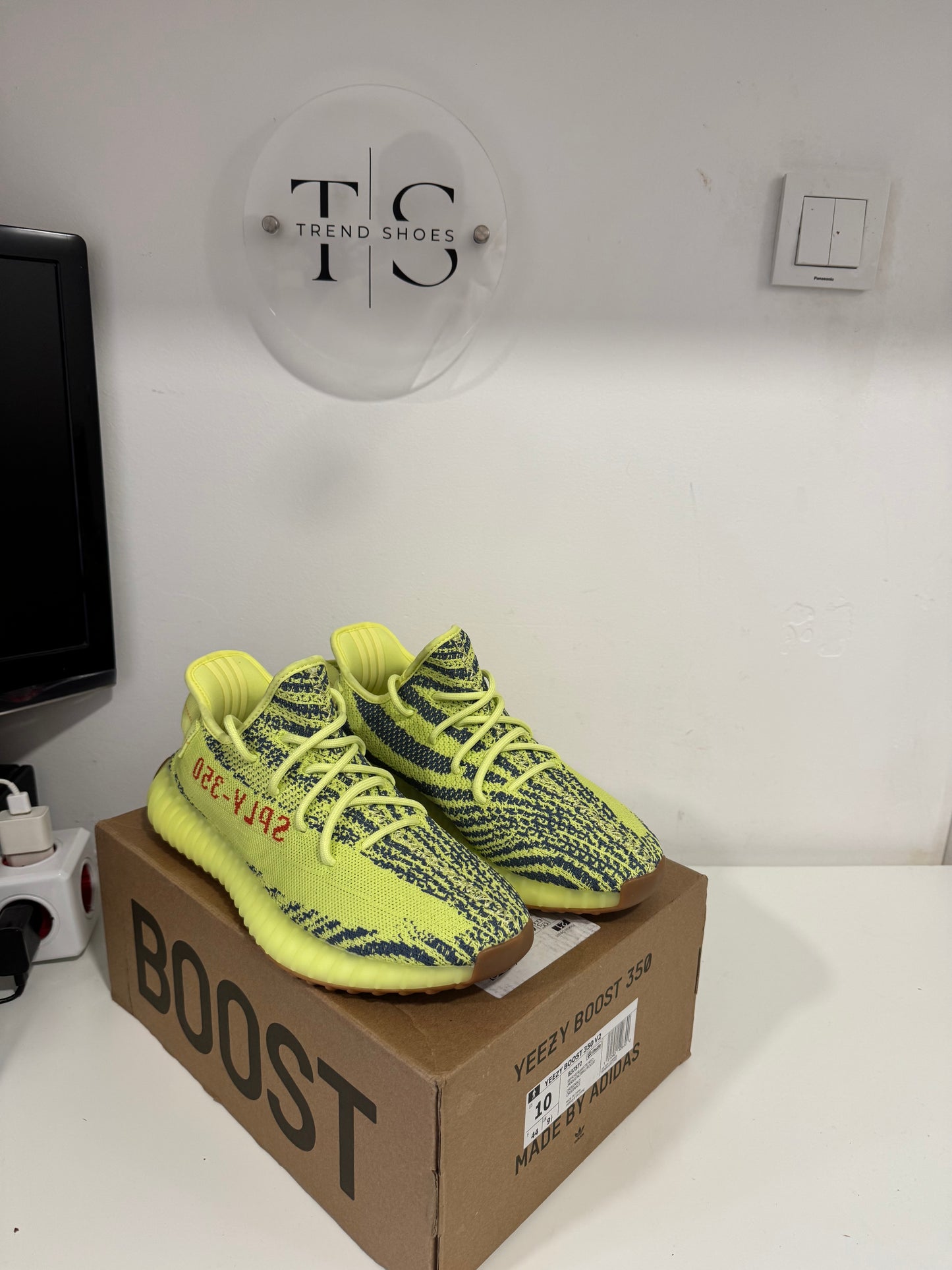 (Odmah Dostupno) Yeezy Semi Frozen Yellow Broj 44