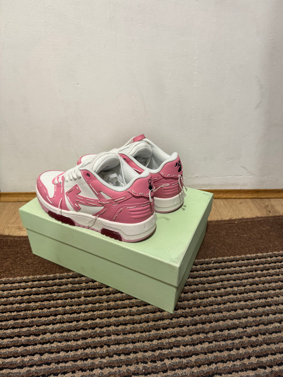 Off White Out of Office Broj 37(Odmah dostupno)