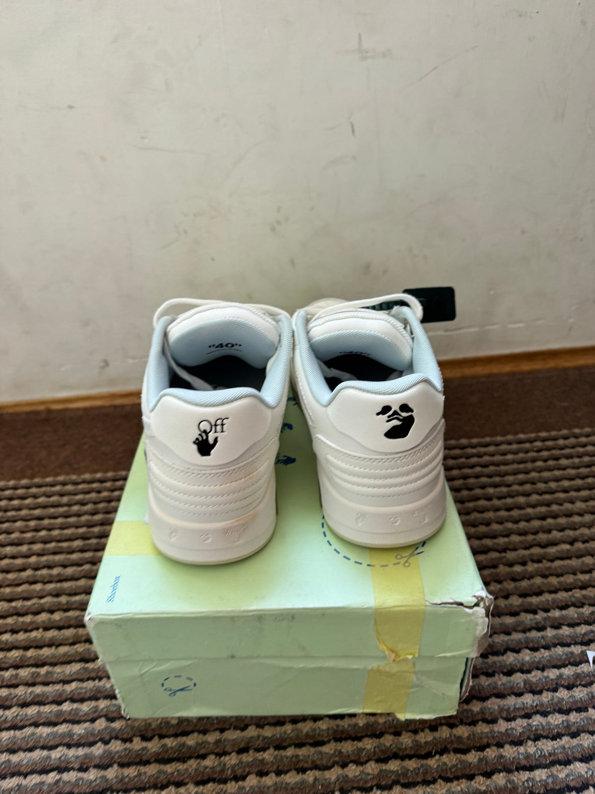 Off White Out of Office Broj 40(Odmah dostupno)