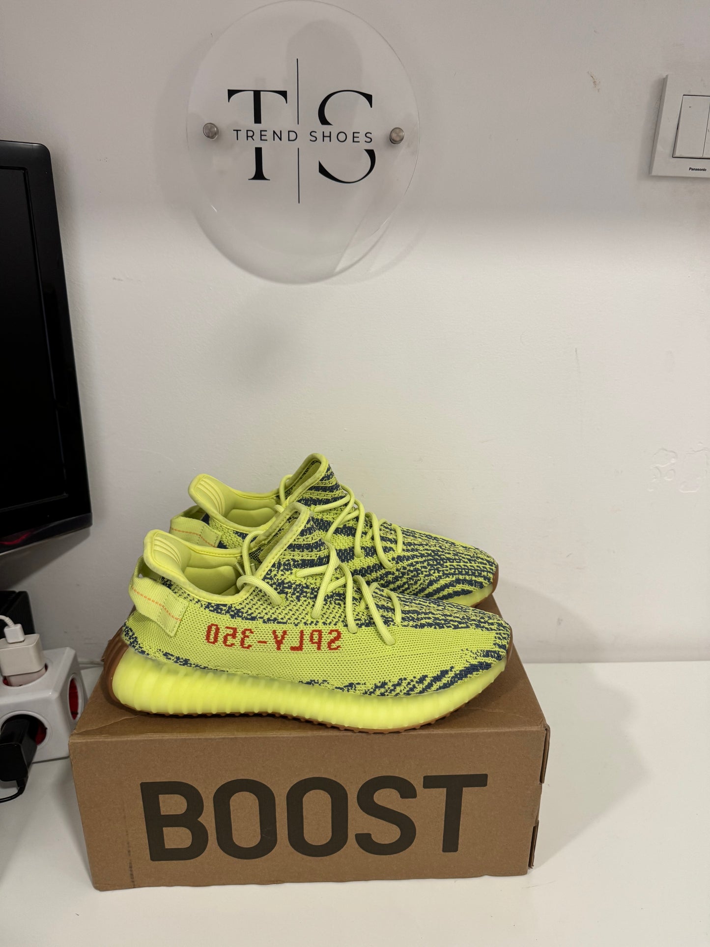 (Odmah Dostupno) Yeezy Semi Frozen Yellow Broj 44