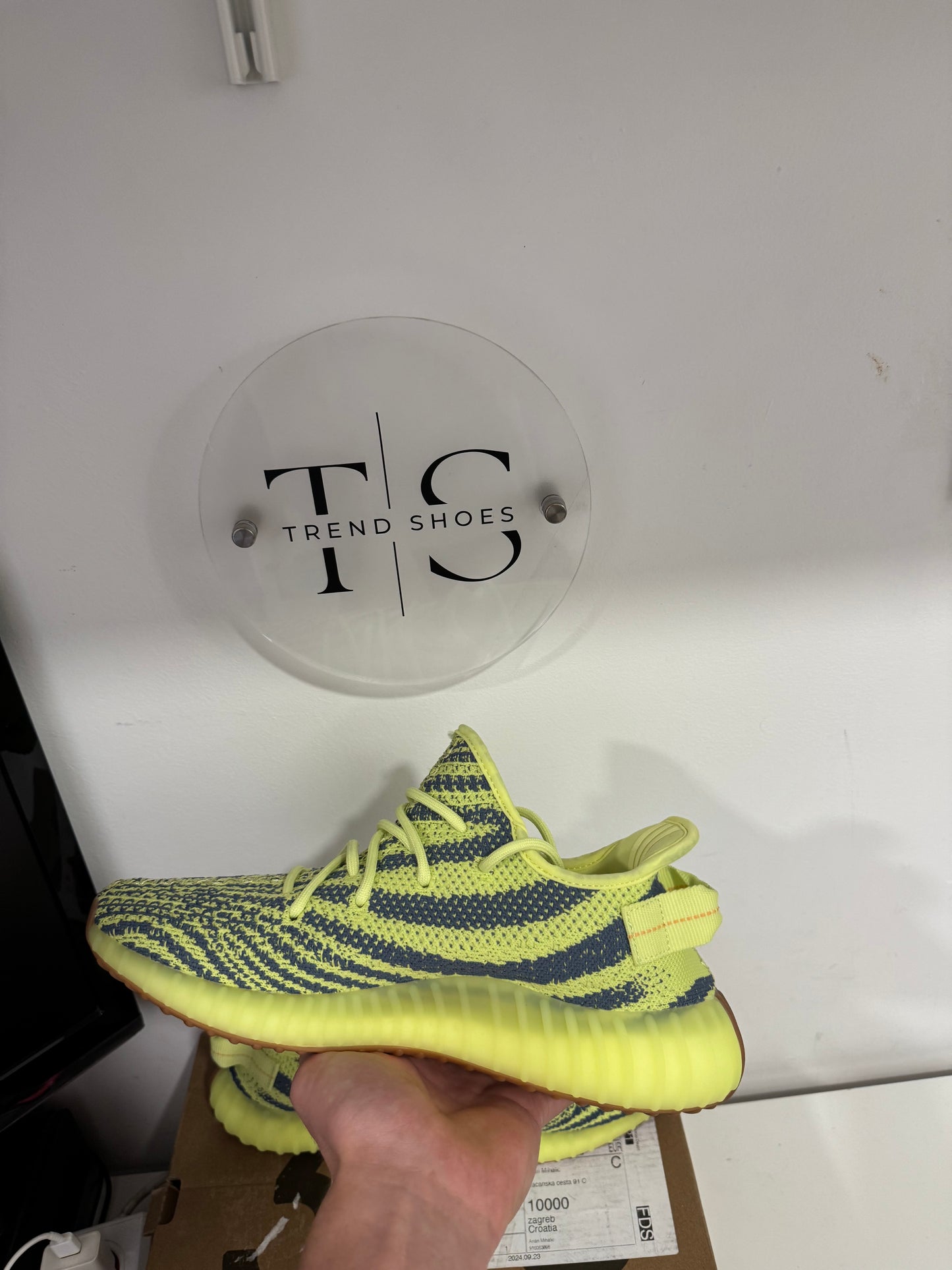 (Odmah Dostupno) Yeezy Semi Frozen Yellow Broj 44