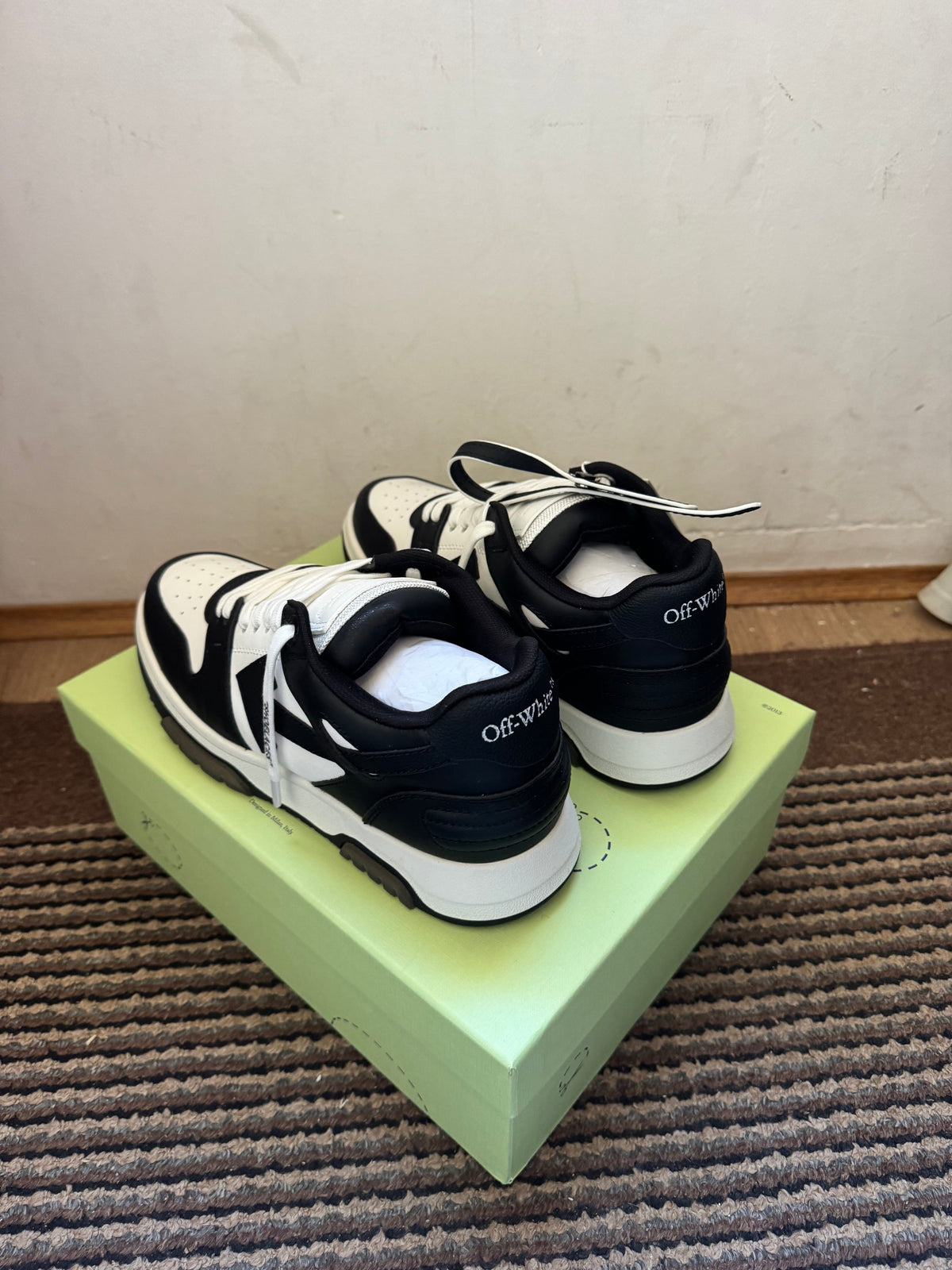 Off White Out of Office Broj 45(Odmah dostupno)