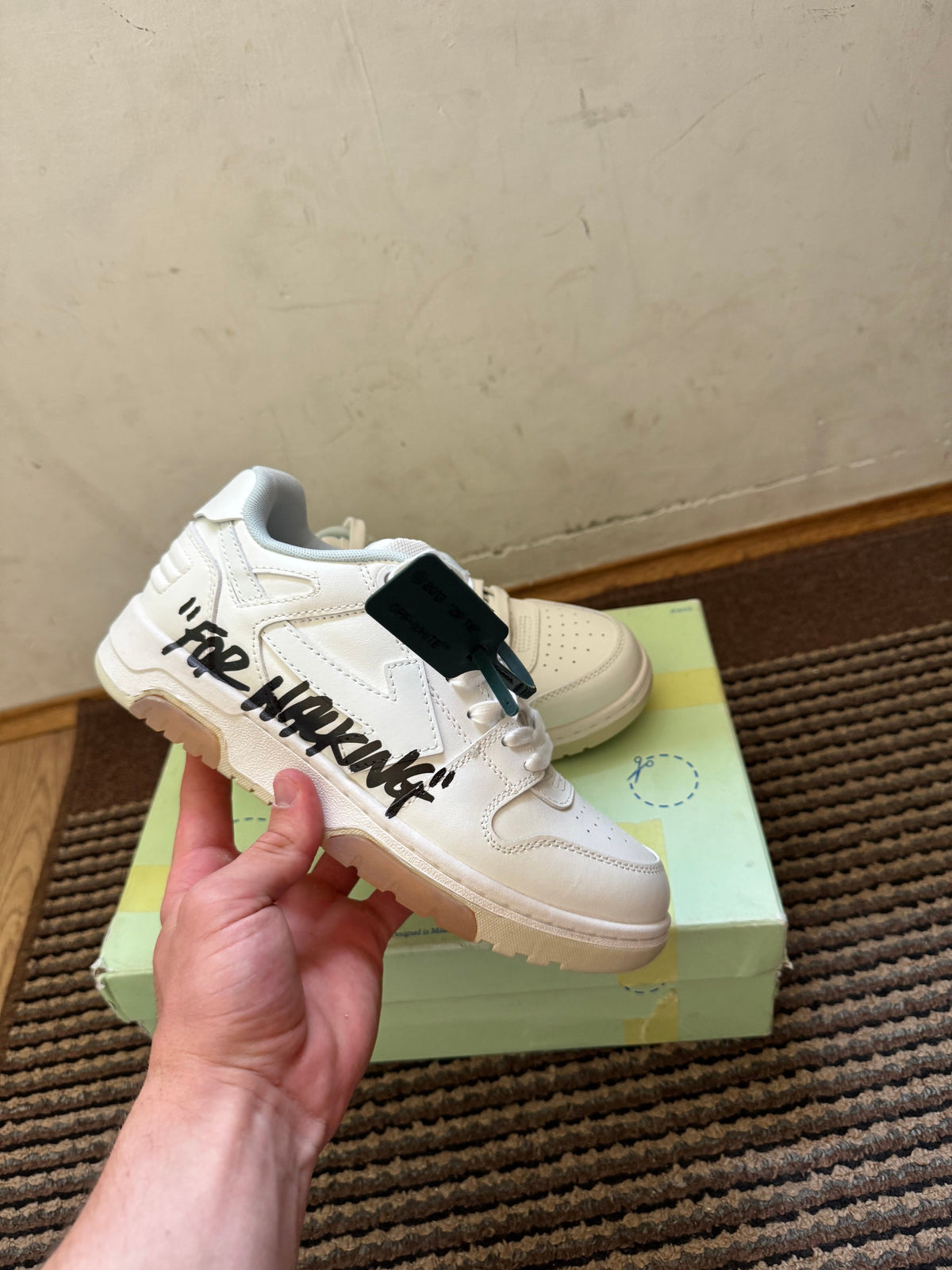 Off White Out of Office Broj 40(Odmah dostupno)