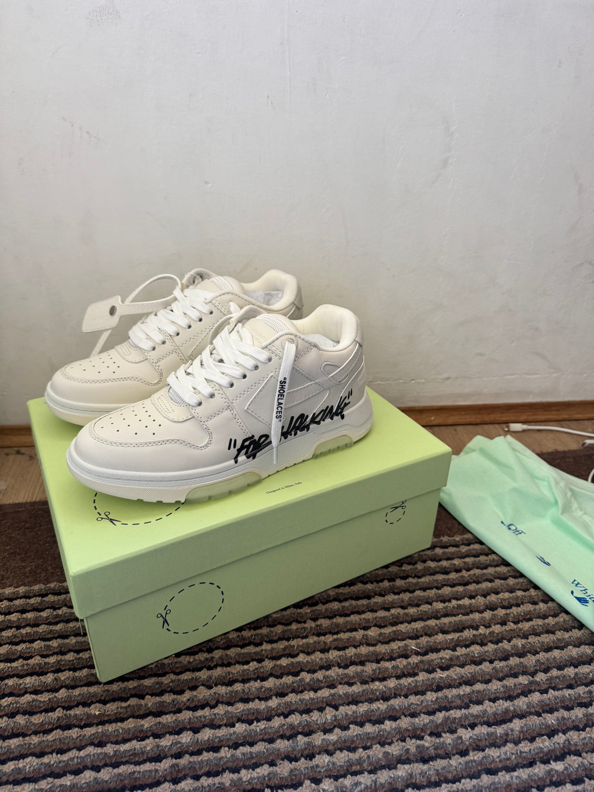 Off White Out of Office Broj 44(Odmah dostupno)