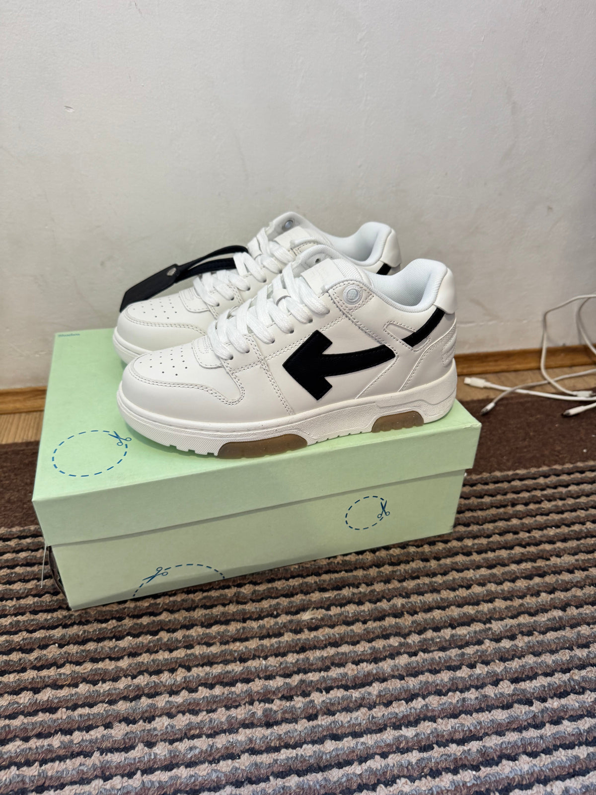 Off White Out of Office Broj 38(Odmah dostupno)