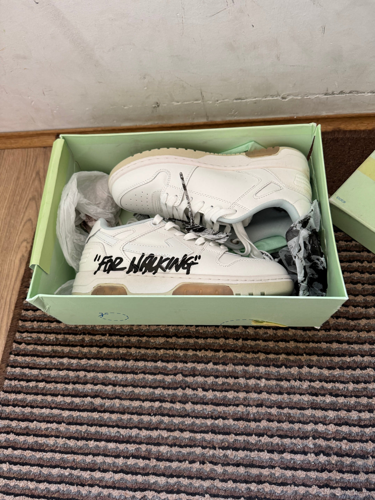 Off White Out of Office Broj 40(Odmah dostupno)