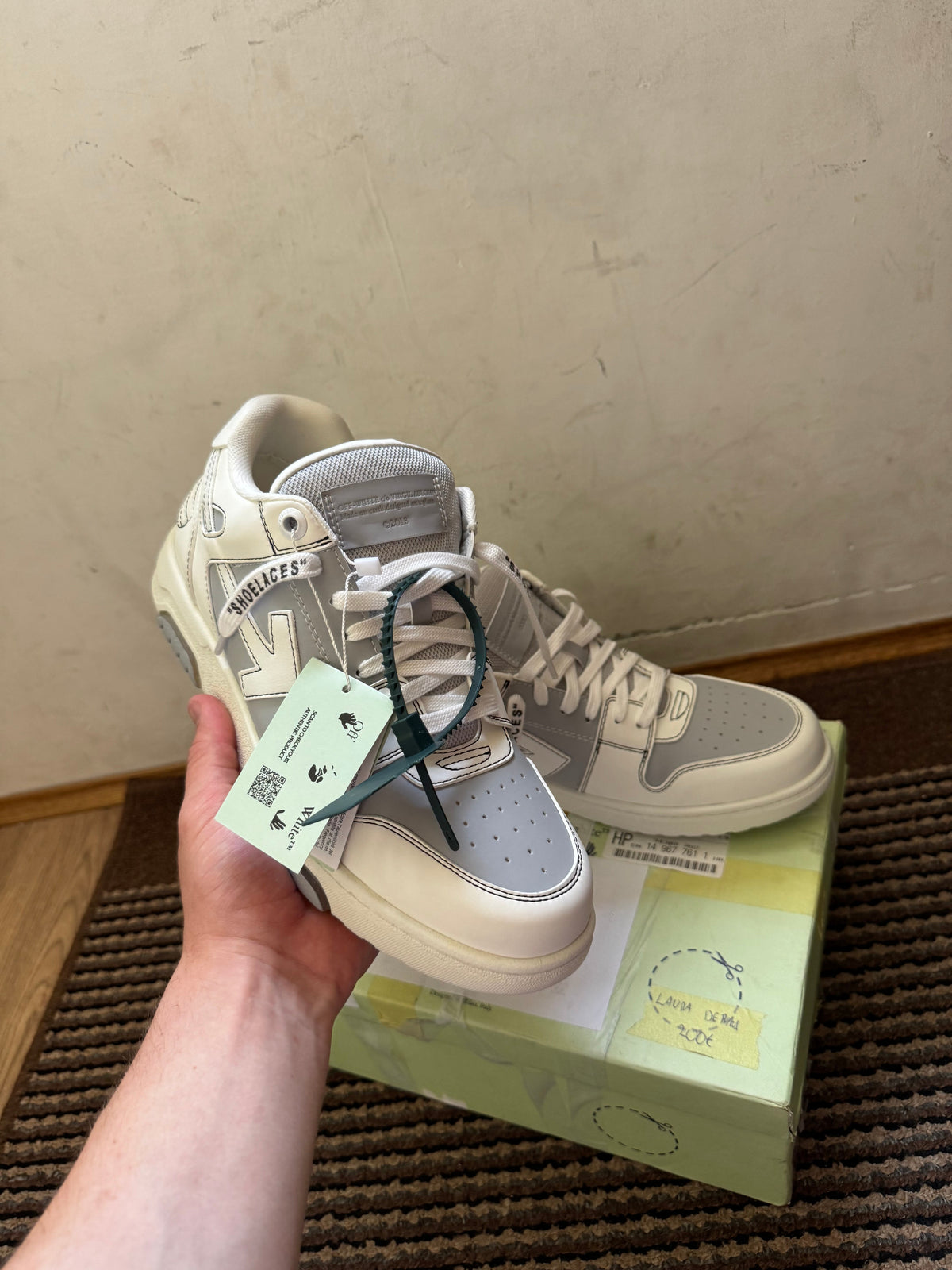 Off White Out of Office Broj 44(Odmah dostupno) (Bijelo crni off white tag✅, umjesto zelenog❌)