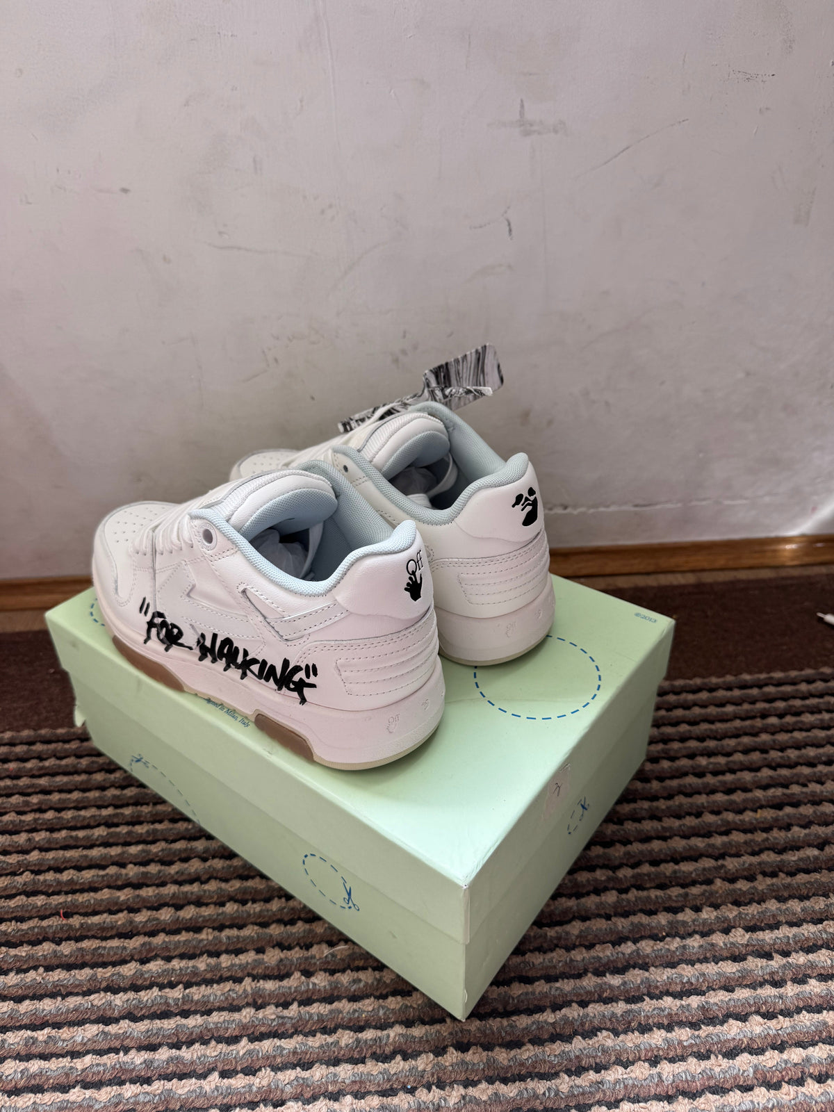 Off White Out of Office Broj 38(Odmah dostupno)