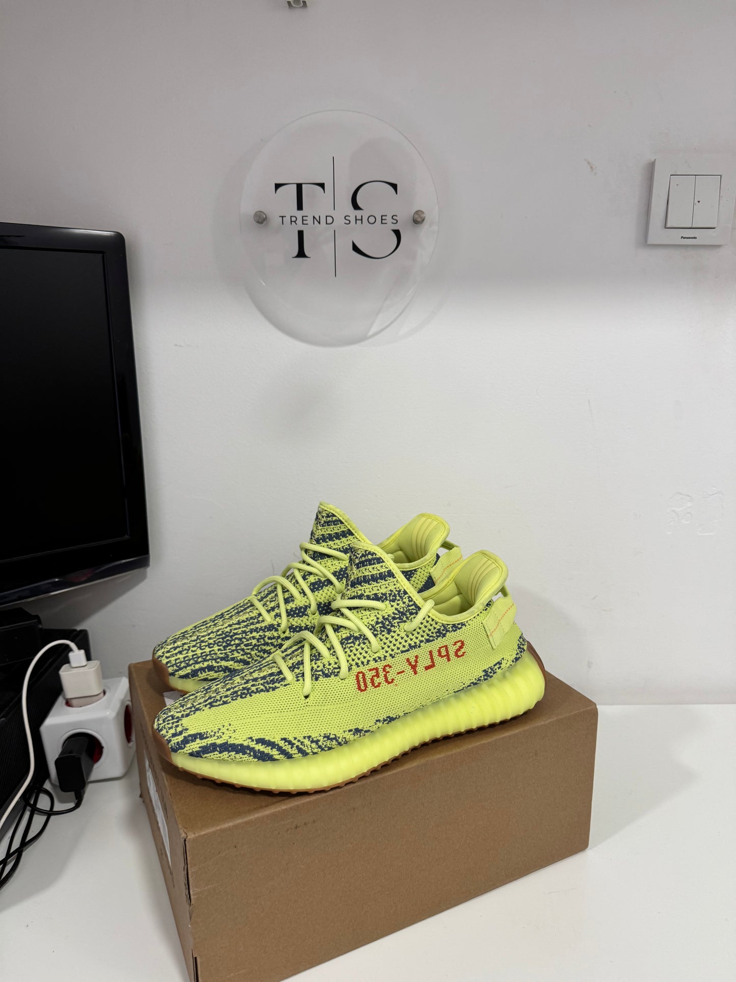 (Odmah Dostupno) Yeezy Semi Frozen Yellow Broj 44