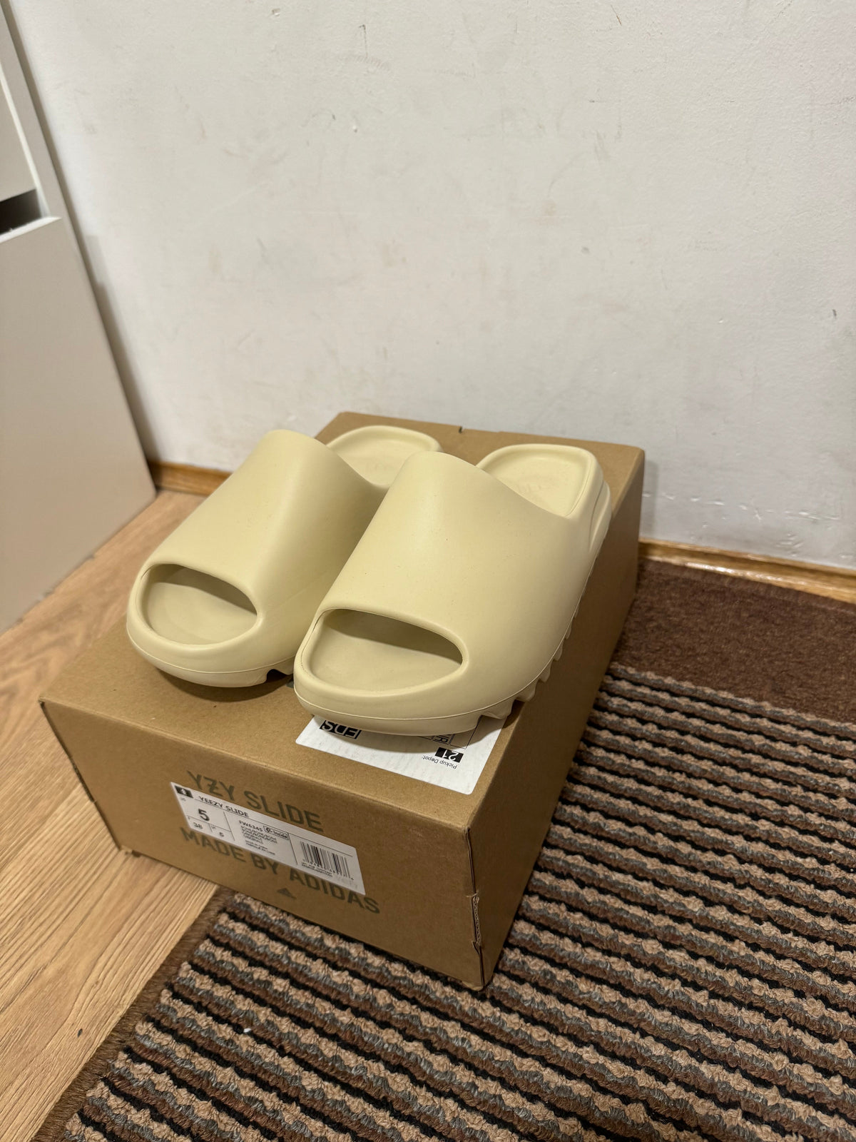 Yeezy Slide Bone Broj 39,42(Odmah dostupno)