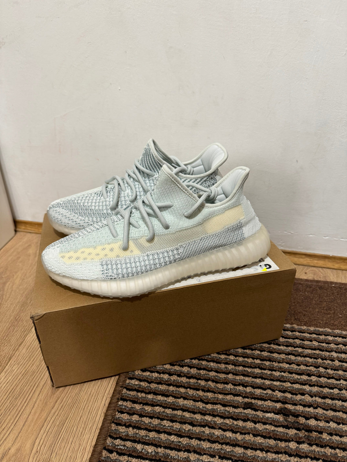 Yeezy 350 Cloud White Broj 41(Odmah dostupno)