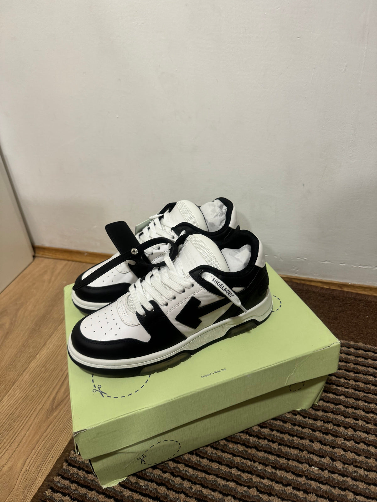 Off White Out of Office Broj 39,45(Odmah dostupno)
