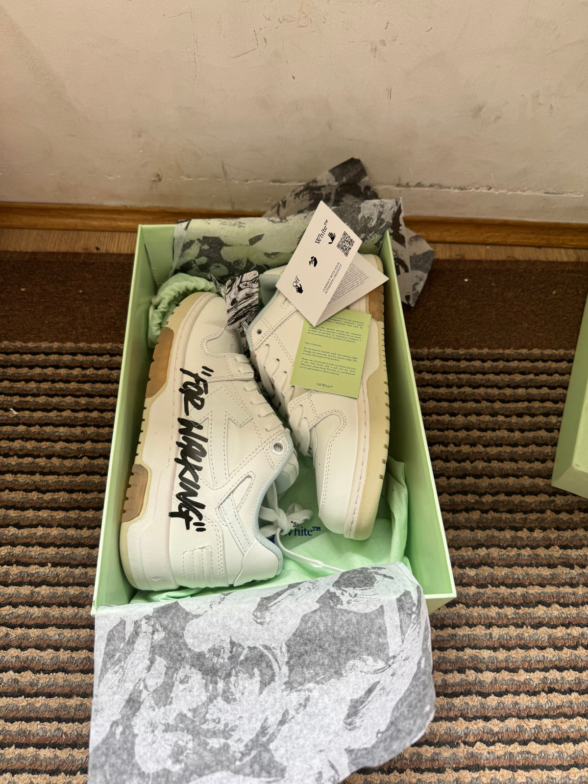 Off White Out of Office Broj 38(Odmah dostupno)
