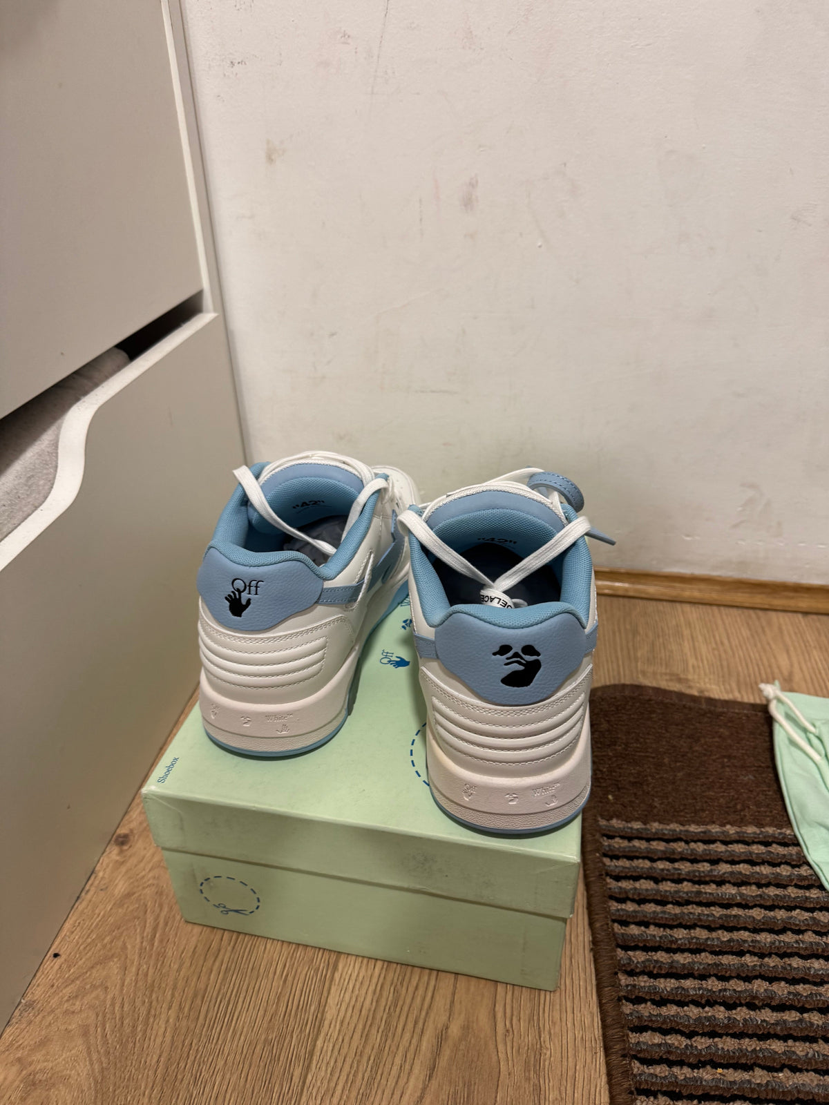 Off White Out of Office Broj 41,47(Odmah dostupno)