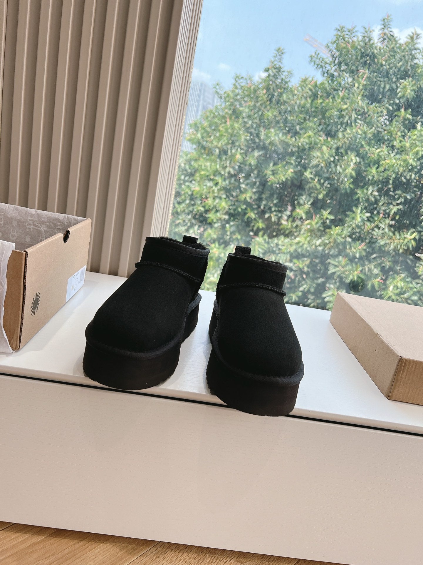 UGG